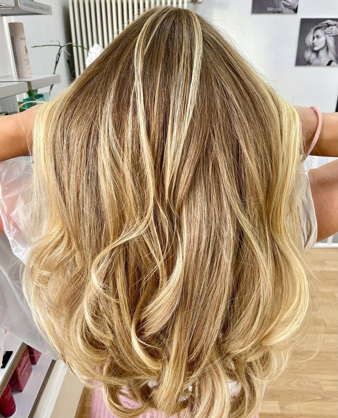 Lange blonde Haare mit hellen Babylights